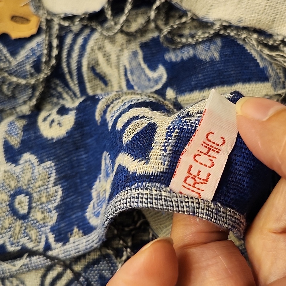 Pure & Woven Stunning Cashmere and Silk Ex Condition Blue Paisley Wrap, $48 - Picture 4 of 13